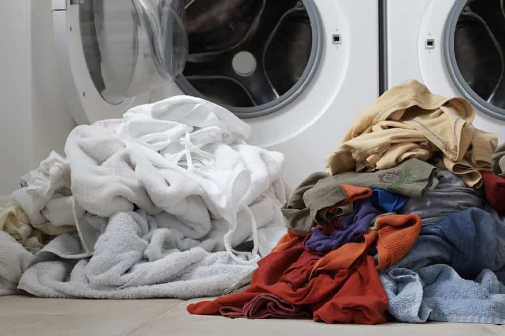how to wash white clothes with color on them