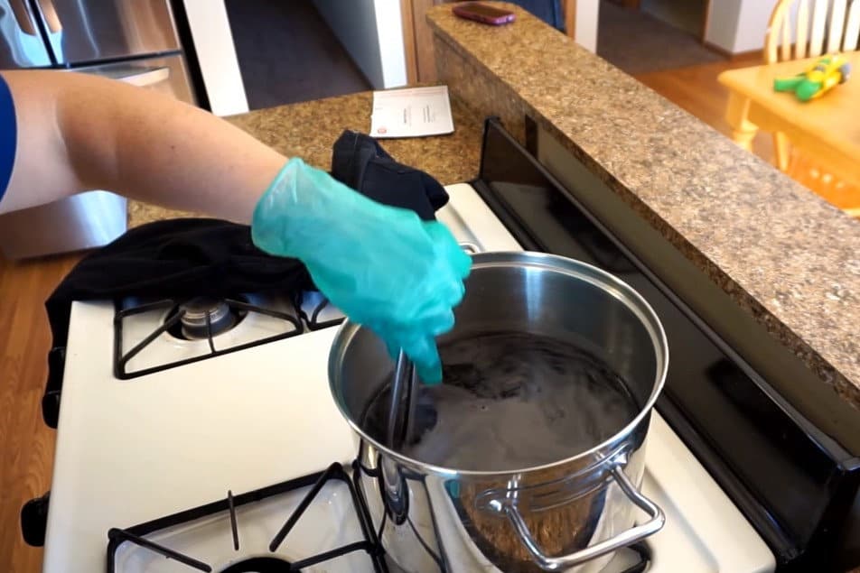How to dye clothes using the stovetop