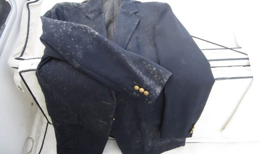 how to remove mold from clothes