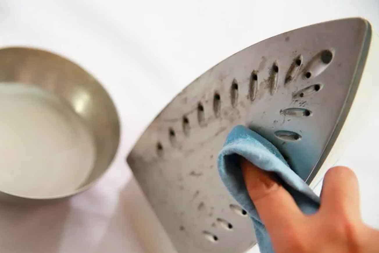 Clean Soleplate With Baking Soda Paste